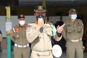 Gelar Bulan Bakti Praja Wibawa di Medan Tuntungan, Satpol PP Sosialisasikan Prokes & Bagi Masker Di 3 Pasar