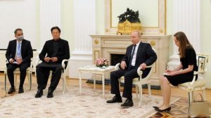 Saat Tentaranya Perang Dengan Ukraina, Presiden Putin Jamu PM Pakistan Di Istana Kremlin