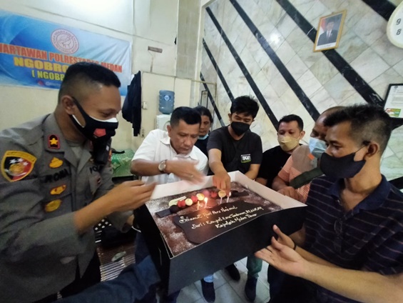 Peringati HPN 2022, Kapolsek Medan Timur Beri Suprise ke Wartawan Polrestabes Medan