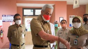 Meski Baru Kecelakaan, Ganjar Tetap Memilih Bekerja Dengan Tangan Kanan Diperban