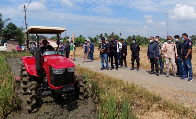 GP Nasdem Sumut, Salurkan Bantuan Traktor ke Kelompok Tani Deli Serdang