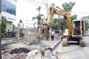 Saling Kolaborasi, Dinas PU, Dinas Kebersihan Pertamanan dan Kecamatan Medan Barat Bersihkan Kawasan Jalan Adam Malik