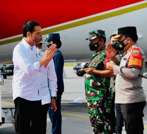 Kapolda Sumut Sambut Kedatangan Presiden Jokowi di Bandara Silangit
