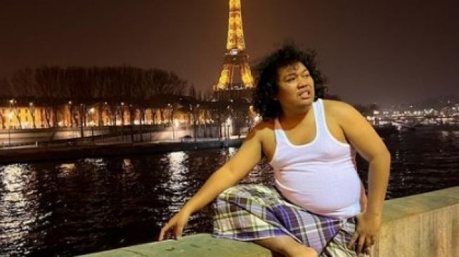 Pakai Sarung dan Singlet, Penampilan Marshel Widianto di Paris Bikin Heboh