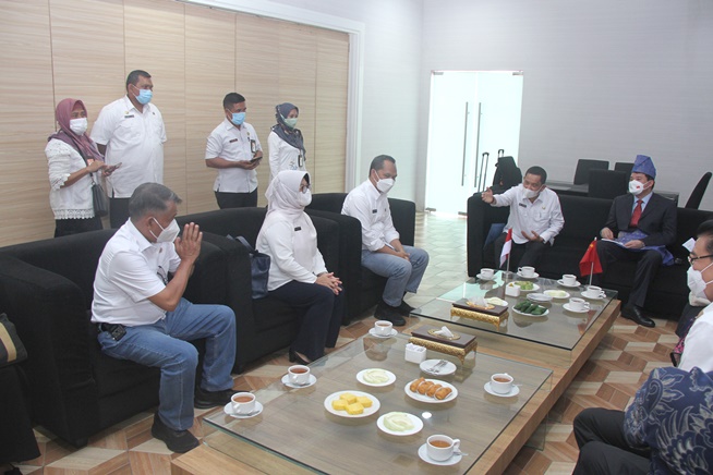 Tiba di Sumut, Konjen RRT Zhang Min Disambut Tarian Tradisional dan Ulos