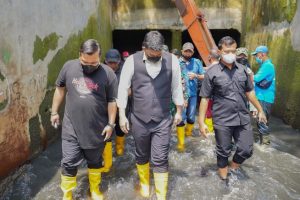 Tinjau Pengorekan Parit di Menteng Raya, Bobby Temukan Sendimen Yang Ganggu Aliran Air