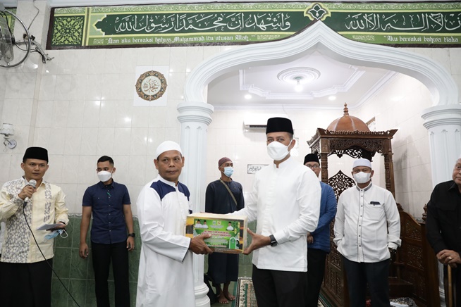 Musa Rajeksah Serahkan 1 Mobil Jenazah Dari YHA ke BKM Al Istiqomah