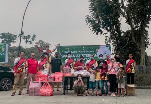 Warga Medan Resort City Bagi-Bagi Takjil Bagi Masyarakat