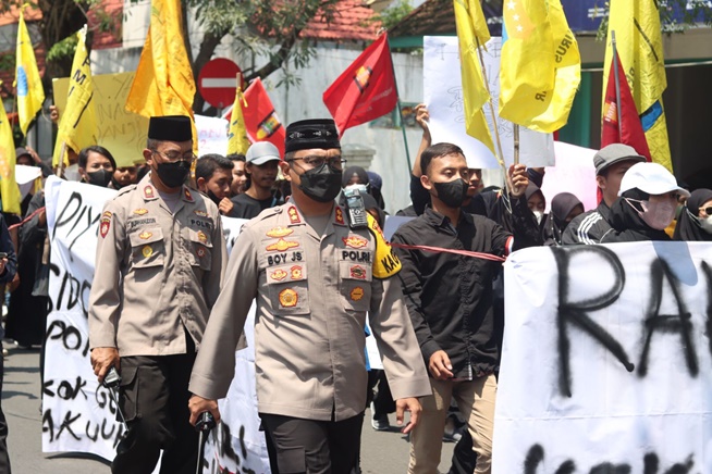 Polres Nganjuk Kawal Aksi Mahasiswa dengan Nuansa Islami dan Humanis