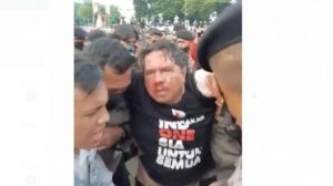 Digebuki Massa, Ade Armando Babak Belur Saat Dievakuasi Polisi