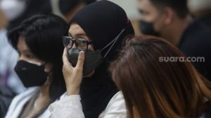 Agar Bisa Damai, Ibunda Adam Deni Rela Bersujud di Kaki Ahmad Sahroni