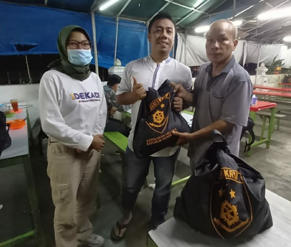 Komjen Agus Andrianto Berbagi Ratusan Paket Sembako kepada Jurnalis di Medan