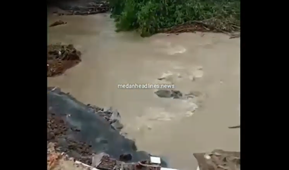 Diterjang Air Sungai, Belasan Kuburan di TPU Kristen Medan Tuntungan Amblas