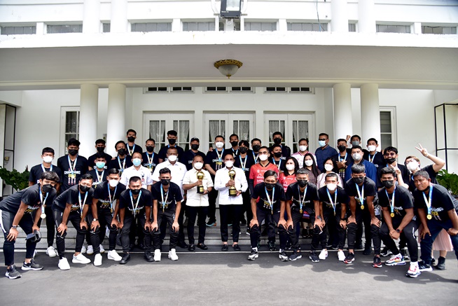 Sambut Juara Liga 3 Nasional di Rumah Dinas, Gubsu Berikan Bantuan Bola Tahap Pertama