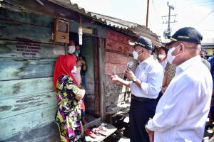Dampingi Menko PMK, Gubsu Kunjungi Warga Miskin di Belawan