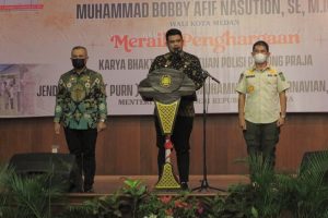 Mendagri Beri Penghargaan Karya Bhakti Peduli Satpol PP ke Bobby Nasution