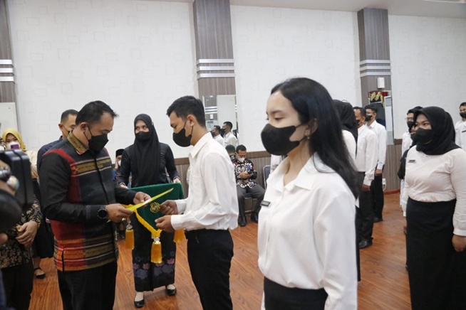 Serahkan 196 SK CPNS Formasi 2021, Wakil Wali Kota : Selamat Bekerja