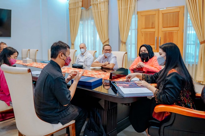 Kahiyang Ayu Berharap Ulos Dapat Lebih Dikenal dan Dibanggakan Generasi Muda