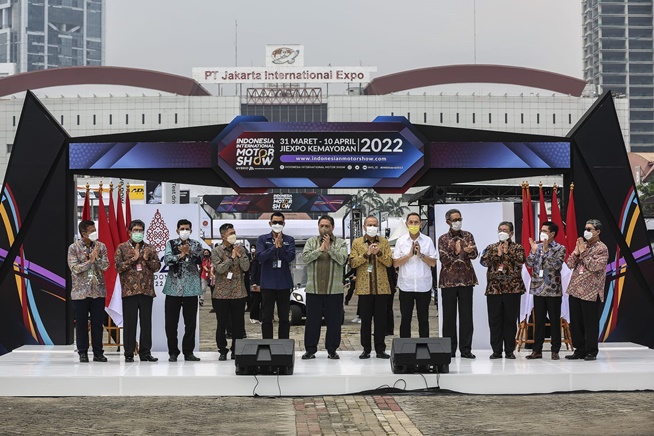 PLN Dukung Toyota Kembangkan Kendaraan Listrik di Indonesia