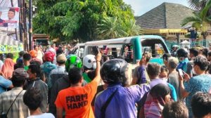 Kabur Usai Tabrak Pemotor, Angkot di Medan Hancur Diamuk Warga