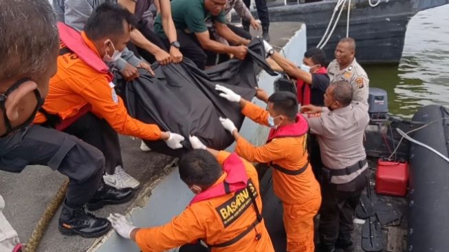 Kapalnya Karam Saat Mencari Udang, Seorang Nelayan Beserta Istri dan Anaknya Tewas Tenggelam