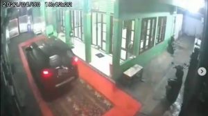 Bikin Geram, Pengemudi Mobil Ini Lindas Karpet Sajadah yang Digelar Depan Musala
