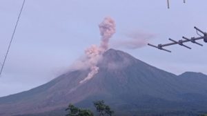 Jelang Idul Fitri 2022, Gunung Semeru Kembali Luncurkan Awan Panas