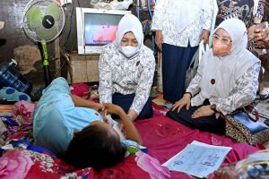 Dikunjungi Nawal Lubis, Sugini Penderita Kanker Rahim di Deli Serdang ini Senang