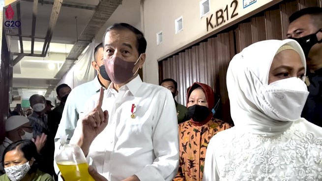 Blusukan ke Pasar, Jokowi Pastikan Harga Minyak Goreng Turun