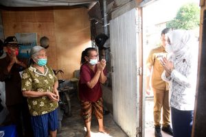 Nawal Lubis Kunjungi Penderita Kanker di Medan Helvetia