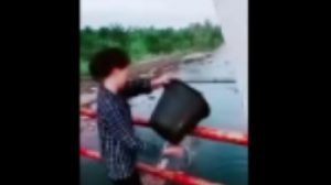 Bikin Konten Buang Sampah ke Sungai, 2 Wanita ini Banjir Hujatan