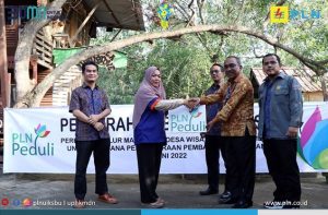 PLN UPHK Medan Salurkan Bantuan Perbaikan Jalur Mangrove Desa Wisata Danau Siombak