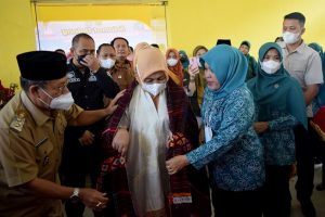 Berkunjung ke Padangsidimpuan, KetuaTP PKK Sumut Nawal Lubis Lakukan Supervisi dan Serahkan Bansos