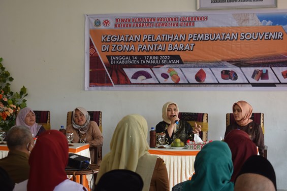Bantu Dongkrak Perekonomian Daerah, Dekranasda Sumut Gelar Pelatihan Pembuatan Souvenir di Pantai Barat
