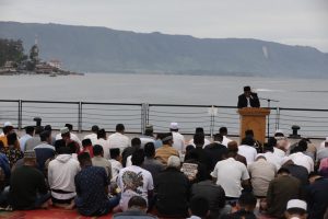 Iduladha, Musa Rajekshah Gelar Salat di Pantai Bebas Parapat
