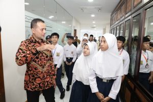 Wagubsu Ajak Pelajar SMP Harapan 1 Medan Tour Keruang Kerjanya