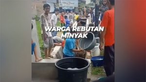 Mobil Truk Pertamina Tabrakan, Warga Malah Berebut Minyak Tumpah