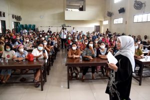 Bakti Sosial di Kawasan Pinggir Rel Mandala, Nawal Serahkan Bingkisan untuk Warga Setempat