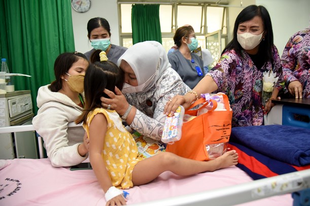Hari Anak Nasional, Nawal Lubis Kunjungi Pasien Kanker di RSUP HAM