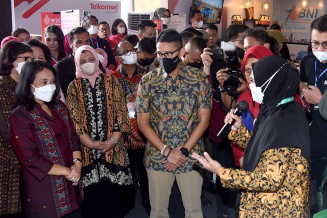 Bersama Sandiaga Uno dan Menteri PPPA, Nawal Lubis Buka Secara Resmi W20 Toba Expo
