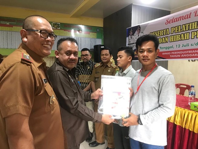 Agar Terus Berinovasi Dalam Produksi, Pemko Beri Bantuan ke Pelaku IKM Furniture di Kelurahan Karang Berombak