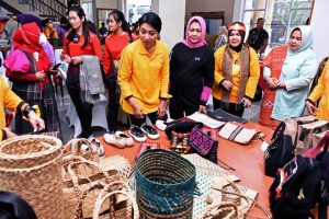 Berkunjung ke Sumut, Hetty Andika Perkasa Borong Kerajinan Khas Sumut
