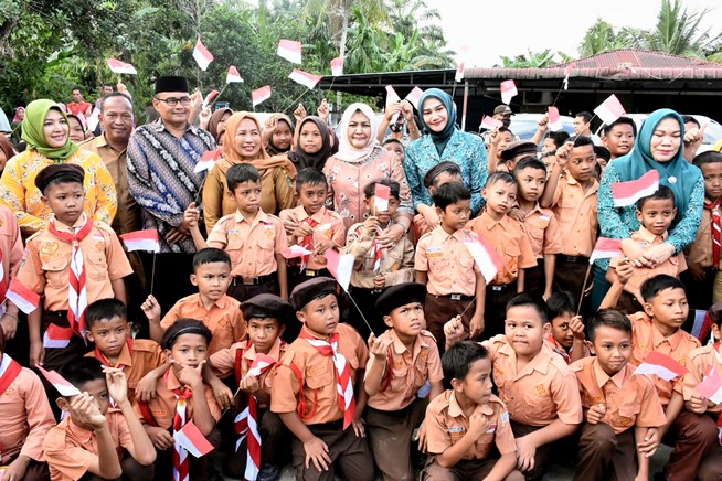 Dapat Sambutan Meriah dari Masyarakat Desa Simpang Empat, Nawal Terharu