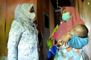 Kunjungi Anak Pengidap Hydrocephalus dan Lumpuh, Ini Yang dilakukan Nawal Lubis