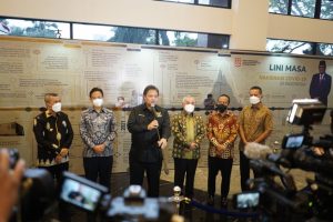 Peluncuran Buku Vaksinasi Covid-19 Menko Airlangga,Wagubsu Apresiasi Kerja Keras Pemerintah