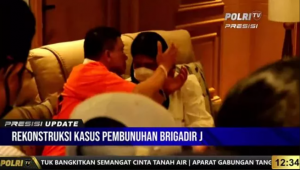 Momen Ferdy Sambo Peluk dan Cium Istri Saat Proses Rekonstruksi Banjir Cibiran Publik