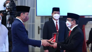 Gugur Saat Melawan Covid-19, Jokowi Beri Bintang Jasa Nararya Untuk Bidan Dewi Wikantini