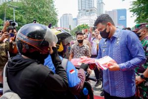 Bangkitkan Rasa Nasionalisme Warga, Wali Kota Bagikan Bendera