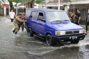 Gerak Cepat, Kecamatan Medan Selayang Bantu Masyarakat Yang Terjebak Banjir.