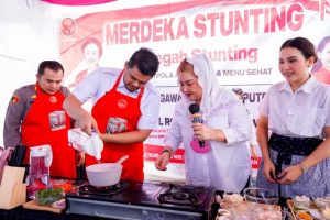 Gunakan Buku Resep Megawati Soekarno Putri, Bobby Masak Menu Sehat Pencegah Stunting